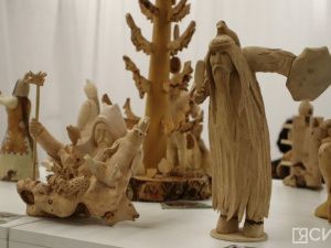 Мастер резьбы по дереву из Горного района представил героев Олонхо на фестивале NeoOlonkho в Якутске