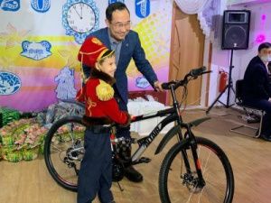 Глава Якутии исполнил новогоднее желание воспитанника Мохсоголлохского детского центра Влада Старкова