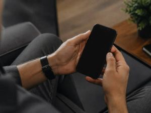 В Якутске мужчина украл телефон, забытый ребёнком на детской площадке, и попытался продать через интернет