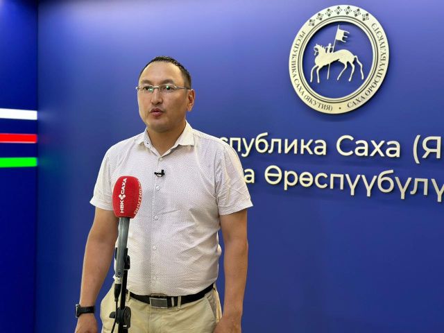 В вызволении севшего на мель судна на реке Лене задействовано 7 судов