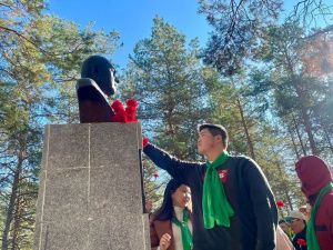 В Якутске возложили цветы к памятникам легендарным лесникам  Николаю Степанову и Константину Аникину