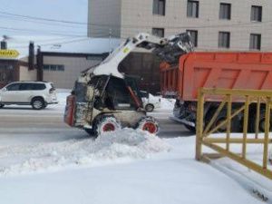 Пять тысяч кубометров снега ежедневно вывозят с улиц Якутска