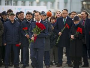 Председатель Якутской городской Думы Альберт Семенов принял участие в возложении цветов