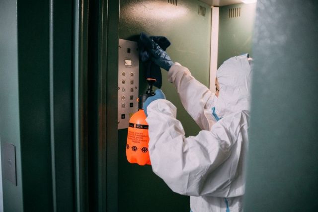 Евгений Григорьев поручил усилить контроль за проведением дезинфекции подъездов жилых домов