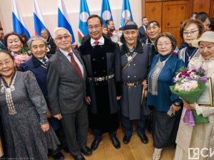 Айсен Николаев вручил стипендии олонхосутам, запевалам осуохая, кузнецам и народным мастерам Якутии