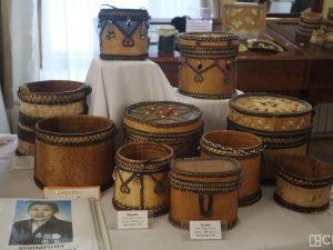 В Якутске презентовали книгу  о мастерах берестяных изделий  «Өбүгэ ситимэ»