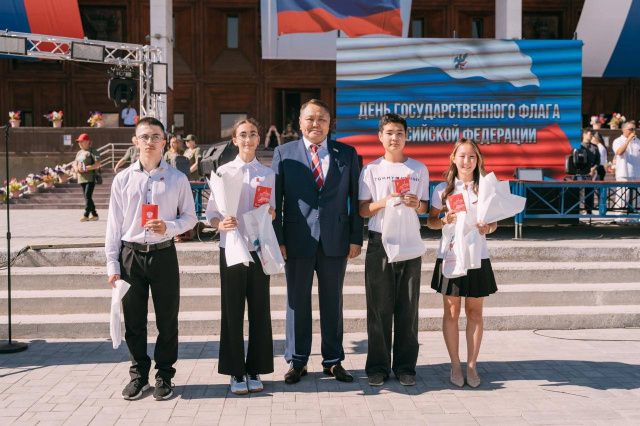 В Якутске торжественно отметили День Государственного флага Российской Федерации