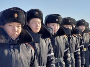 В Якутске на площади Победы возложили цветы в честь годовщины вхождения Крыма в состав России