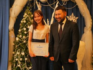 Евгений Григорьев вручил стипендии 100 лучшим школьникам на Елке главы Якутска