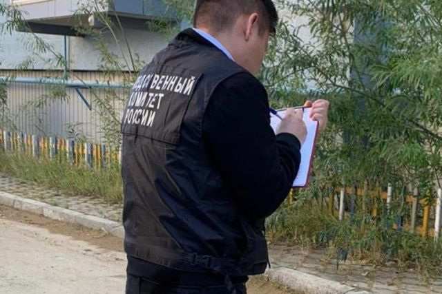 В Якутске у многоквартирного дома обнаружили тело девушки
