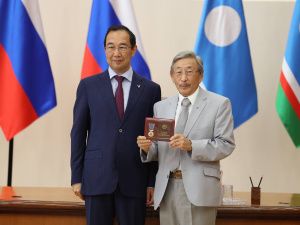 Айсен Николаев наградил представителей строительной отрасли Якутии