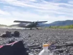 Стали известны подробности экстремальной посадки самолета на берег реки в Якутии