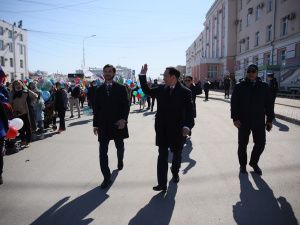 Айсен Николаев поздравил участников первомайской демонстрации
