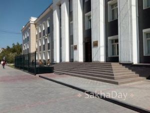 Фотофакт: Здание ФСБ в Якутске огораживают забором