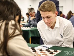 Девять чемпионов мира участвуют на турнире по шашкам в Якутске