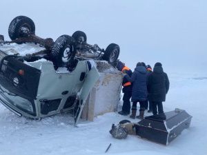 В Якутии на автозимнике перевернулся микроавтобус, перевозивший гроб с телом