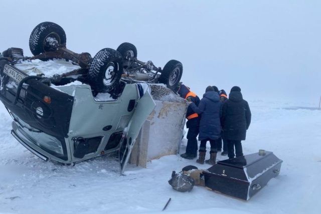 В Якутии на автозимнике перевернулся микроавтобус, перевозивший гроб с телом