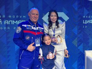 Герой России Олег Артемьев передал Якутии символ Севера и Арктики из космоса – куклу Кындыкан