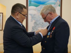 Айсен Николаев наградил жителя Коми, спасшего самолет из Якутии на заброшенном аэродроме