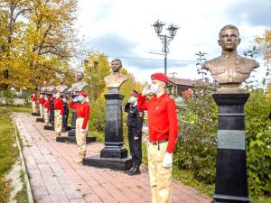 Айсен Николаев возложил цветы к памятнику воинам, погибшим в годы Великой Отечественной войны