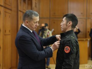 Зампред правительства России Юрий Трутнев вручил госнаграды военнослужащим и добровольцам Якутии