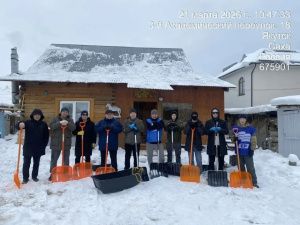 Сотрудники мэрии Якутска провели масштабный субботник по очистке снега во дворах у семей участников СВО