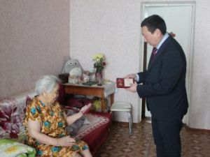 Федор Борисов наградил ветеранов тыла