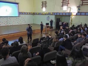 В Якутске на уроке Мужества школьники узнали истории детей-героев, которые ценой собственных жизней спасли близких и незнакомых людей