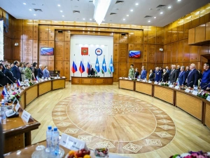 Айсен Николаев вручил якутянам государственные награды России и республики