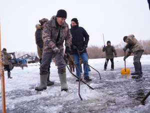 В Якутске прошел субботник по заготовке льда для семей участников СВО и пожилых