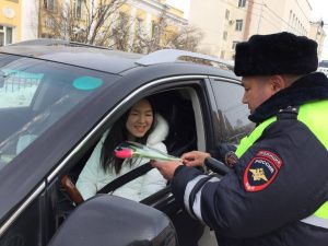 Сотрудники ГИБДД Якутии поздравили женщин за рулем