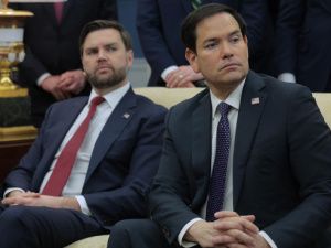 Атака на Иран поделила чиновников Белого дома на два лагеря