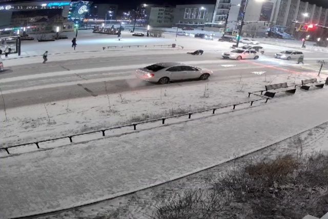 В центре Якутска сбили девочку, которая выбежала на проезжую часть на красный свет светофора