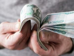 58-летняя женщина украла деньги у пенсионера