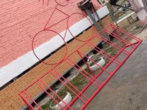Предприниматели подарили жителям дома в Якутске необычную велосипедную парковку