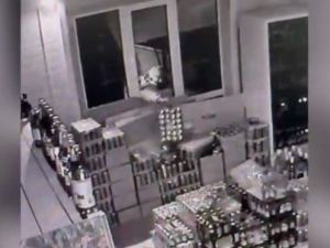 Швабра, 30 банок пива и сигнализация: Мужчина с помощью швабры украл 30 банок пива из магазина