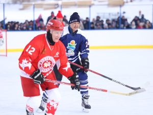 Зрелищной ничьей завершился матч звёзд мирового хоккея с якутской командой у Ленских столбов