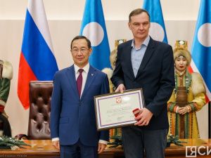 Айсен Николаев вручил якутянам государственные награды в преддверии Нового года