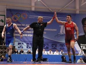 Фоторепортаж. Главные схватки чемпионата Якутии по вольной борьбе