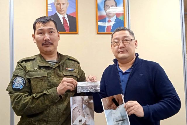 Военный врач передал музею Якутии осколки, извлеченные из ран спасенных бойцов