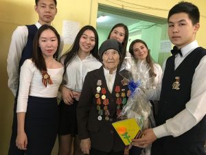 Школьники Губинского округа поздравили ветеранов ВОВ