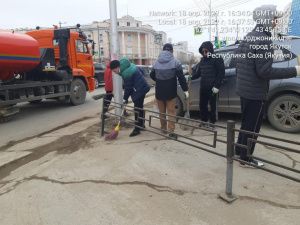 Улицу Кирова готовят к первомайской демонстрации в Якутске