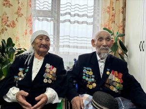 Ольга Балабкина вручила нагрудной знак Почетному гражданину Якутии