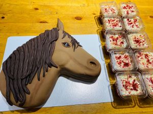 Кровяная колбаса, лошадиная голова, курочка-несушка: конкурс тортов провели в Амгинском районе