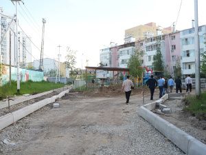 Евгений Григорьев проверил ход работ по благоустройству дворовых территорий в Якутске