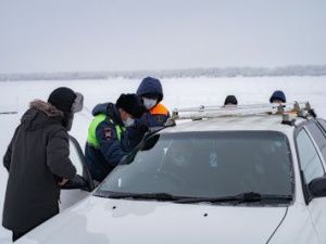 Сотрудники ГИБДД, ГИМС и Административной комиссии г. Якутска контролируют выезды на неокрепший лед