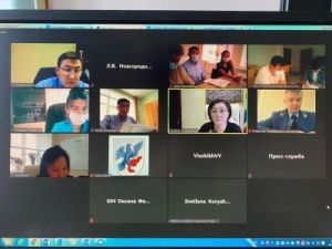 Сардана Авксентьева и Владислав Денисюк провели онлайн-прием по жалобам горожан