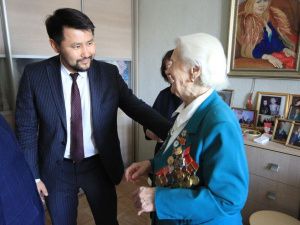 Евгений Григорьев вручил ветеранам войны юбилейные медали к 75-летию Великой Победы 