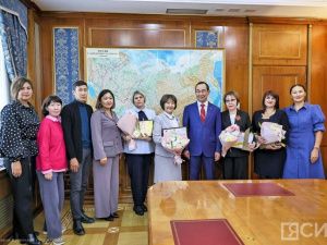 Айсен Николаев поздравил победителей конкурса лучших практик наставничества