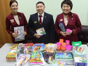 Сотрудники Службы бортпроводников авиакомпании «Якутия» собрали благотворительную помощь школьникам Нижнеколымского района